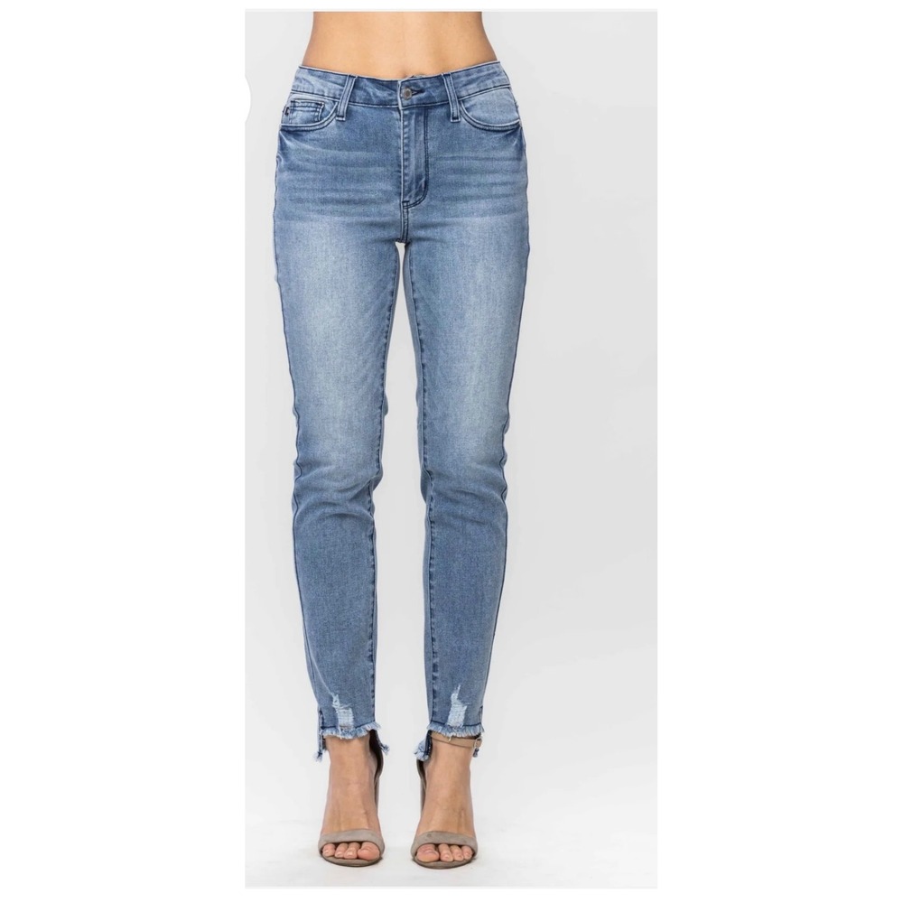 JUDY BLUE Mid Rise Sorbtek Jeans Size 13/31 Light Wash NEW Casual Frayed Hem